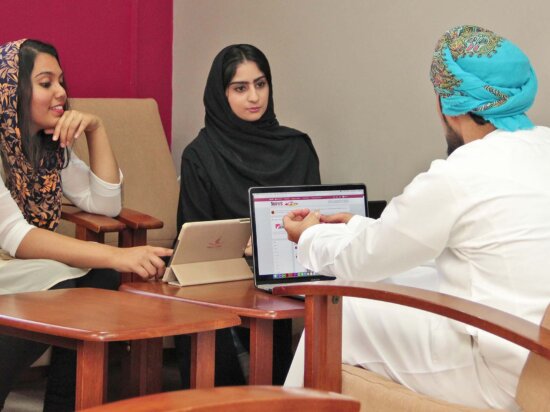Apprentissage en ligne innovant avec Moodle pour la prochaine génération d'apprenants au Majan University College. Image