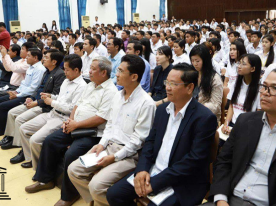 El gobierno de Camboya y la UNESCO abren el primer centro de aprendizaje a distancia para el programa de equivalencia de educación básica de aprendizaje móvil (BEEP) Imagen