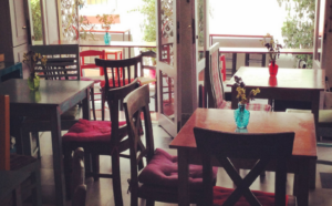 Tables dans un café grec