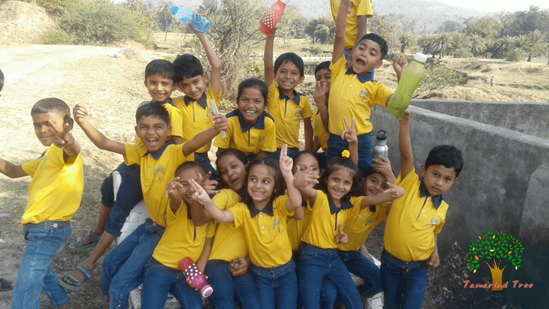 Crianças sorridentes da Tamarind Tree, uma escola sediada na Índia para crianças indígenas locais