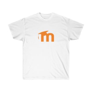 La parte delantera de esta camiseta blanca presenta el logotipo de Moodle 'm' impreso en naranja