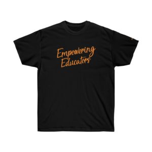 Uma camiseta preta com texto cursivo laranja impresso na frente que diz 'Empowering Educators'