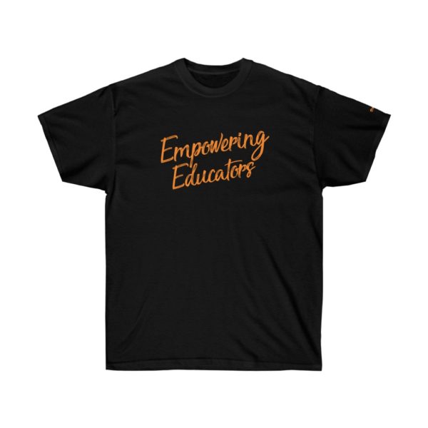 Ein schwarzes T-Shirt mit orangefarbenem kursivem Textaufdruck auf der Vorderseite mit der Aufschrift „Empowering Educators“
