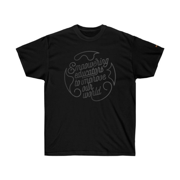 La parte anteriore di questa t-shirt nera presenta un testo in corsivo grigio scuro che recita 'Empowering educators to better our world'