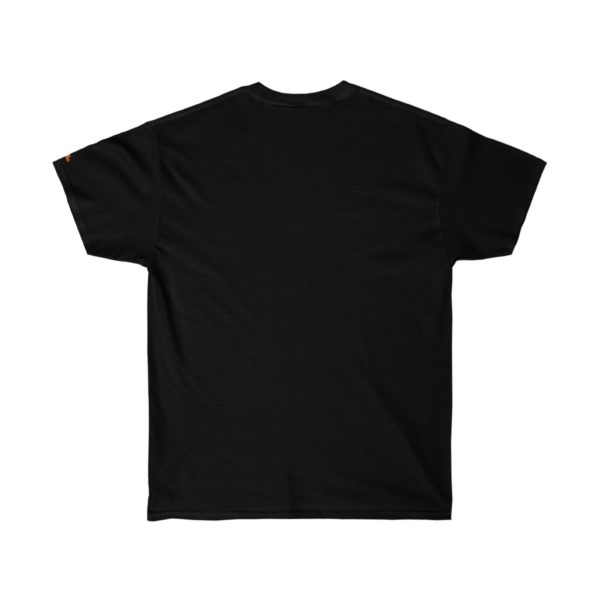 La parte posterior de esta camiseta es de color negro sólido.