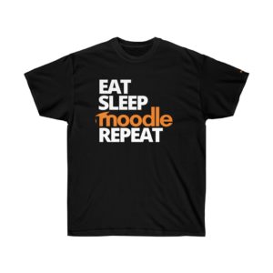 Le devant de ce t-shirt noir comporte un texte en majuscules blanc et orange indiquant 'EAT SLEEP MOODLE REPEAT'