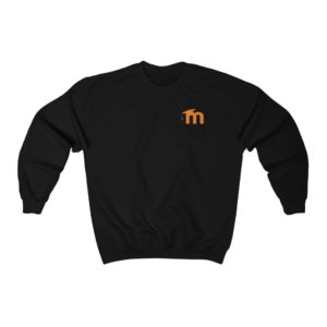 Um suéter preto com o logotipo do Moodle 'm' impresso em laranja