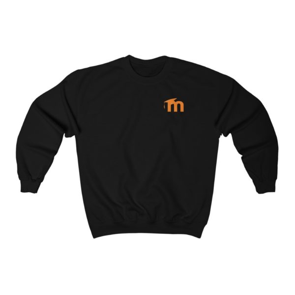 Um suéter preto com o logotipo do Moodle 'm' impresso em laranja