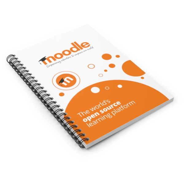 A capa deste caderno espiral apresenta o logotipo do Moodle, slogan e texto em um design gráfico laranja e branco que diz 'The world's open source learning platform'