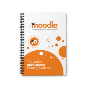 La portada de este cuaderno en espiral presenta el logotipo, el eslogan y el texto de Moodle en un diseño gráfico naranja y blanco que dice 'La plataforma de aprendizaje de código abierto del mundo'