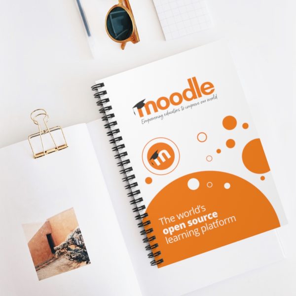 A capa deste caderno espiral apresenta o logotipo do Moodle, slogan e texto em um design gráfico laranja e branco que diz 'The world's open source learning platform'