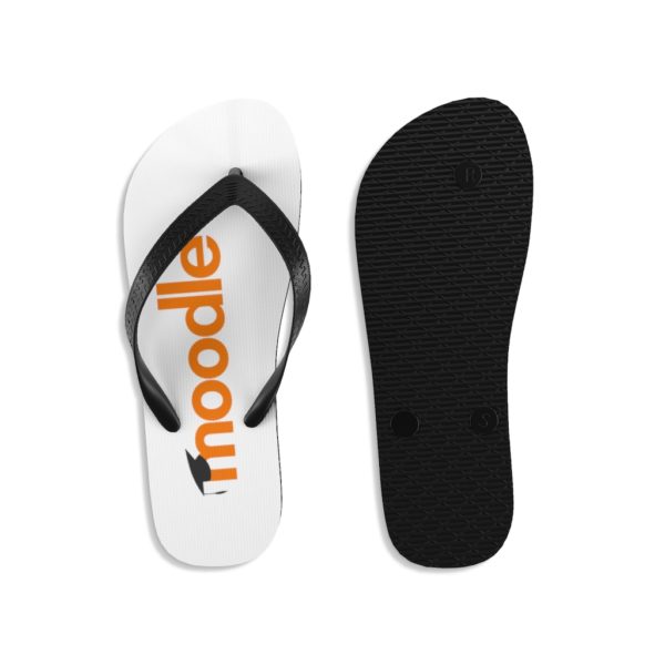 Um par de chinelos com o logotipo moodle laranja impresso neles. As solas dos sapatos são pretas sólidas