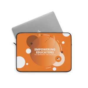 Une mallette pour ordinateur portable noire et orange avec le texte 'Autonomiser les éducateurs pour améliorer le monde' imprimé sur le devant