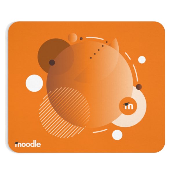 O mousepad é laranja e branco, decorado com círculos de tamanhos diferentes e um pequeno logotipo do Moodle no canto inferior esquerdo