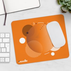 O mousepad é laranja e branco, decorado com círculos de tamanhos diferentes e um pequeno logotipo do Moodle no canto inferior esquerdo