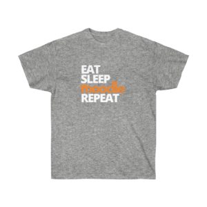 Uma camiseta cinza-marle com texto em maiúsculas branco e laranja impresso na frente que diz 'EAT SLEEP MOODLE REPEAT'