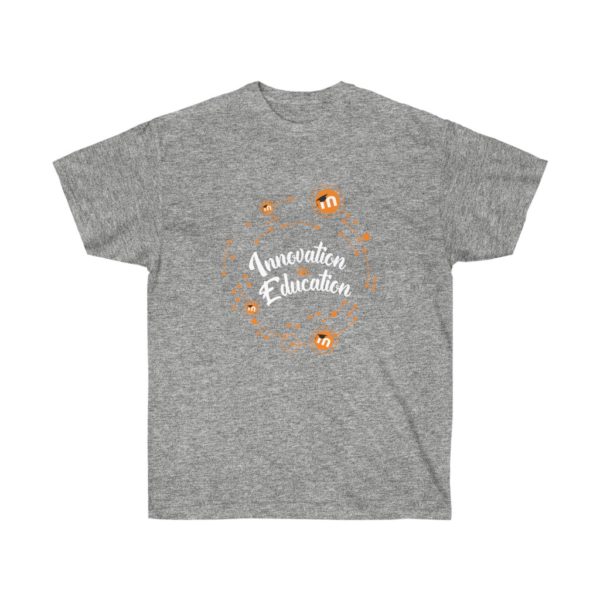 Una t-shirt grigio marlé con testo corsivo bianco che recita 'Innovation in Education', circondata da piccole icone del logo Moodle e grafica a macchie arancioni