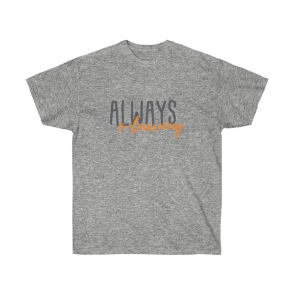 Uma camiseta cinza-marle com texto cursivo cinza escuro e laranja impresso na frente que diz 'Sempre e-learning'