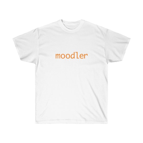 Una maglietta bianca con testo arancione in minuscolo che recita 'moodler'