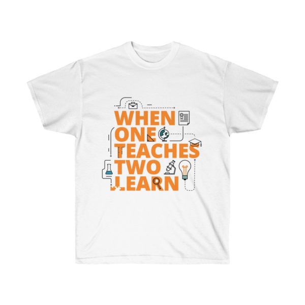 Una t-shirt bianca con testo arancione in grassetto e maiuscolo sul davanti che recita 'WHEN ONE TEACHES TWO LEARN'. Le icone grafiche di un bicchiere da laboratorio, un microscopio, una lampadina, un globo, un'e-mail e un certificato circondano il testo.