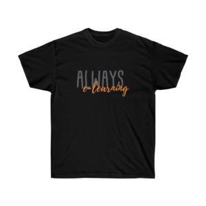 Un t-shirt noir avec un texte cursif gris foncé et orange qui se lit 'Always e-learning'