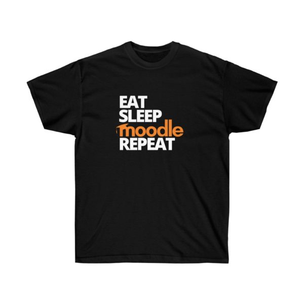 Ein schwarzes T-Shirt mit weißem und orangefarbenem Text in Großbuchstaben mit der Aufschrift 'EAT SLEEP MOODLE REPEAT'