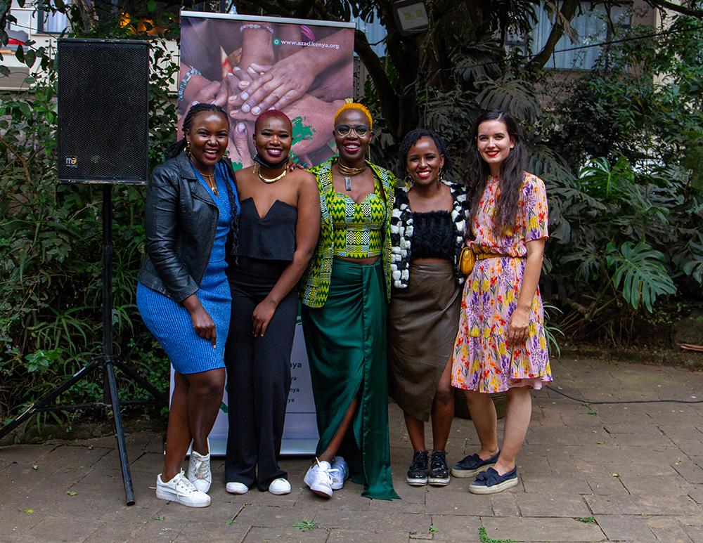 Foto del equipo de cinco mujeres de Azadi Kenia