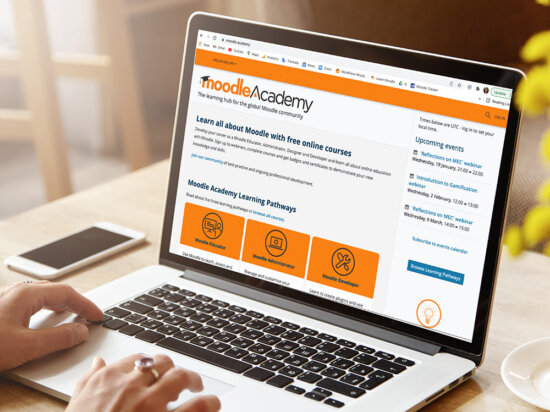 Die Moodle Academy erweitert das Moodle Developer-Programm um das neue Web Output Essentials-Kursbild