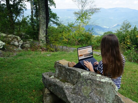 Shannon aus Franklin in West Virginia, USA, hat mehrere Bilder mit Moodle in der wunderschönen Landschaft, in der sie lebt, eingereicht. Bild