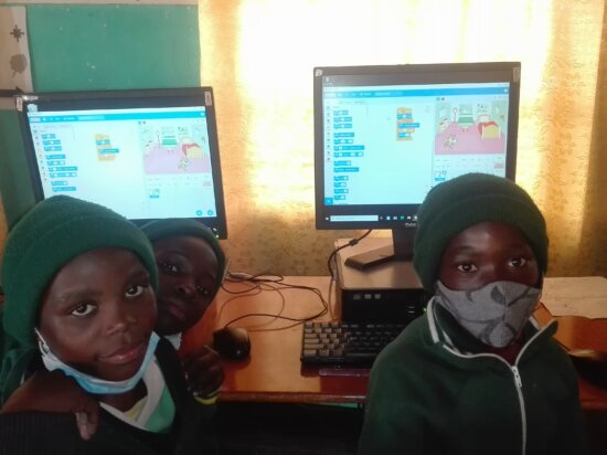 Lamulani compartilhou imagens de jovens estudantes usando o Moodle na sala de aula em Harare, no Zimbábue. Imagem