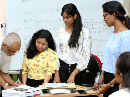 Visvanath con el personal del organizador de este evento, learn.ac.lk. Imagen