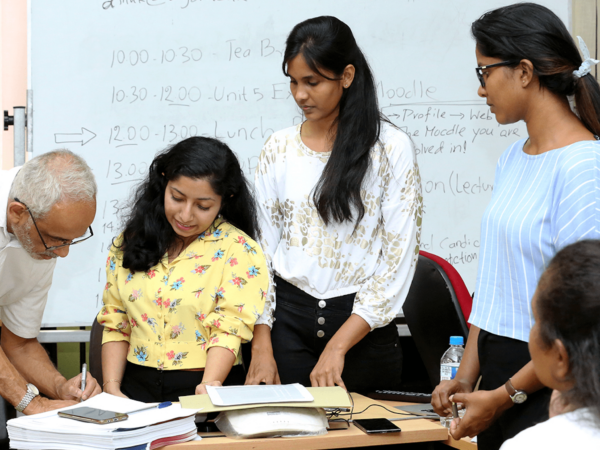 Visvanath com a equipe do organizador deste evento, learn.ac.lk. Imagem