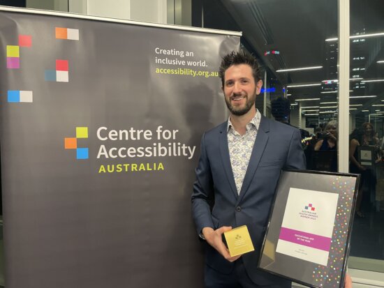 Andrew recentemente aceitou um prêmio em nome do Moodle no Australian Access Awards 2023. Imagem