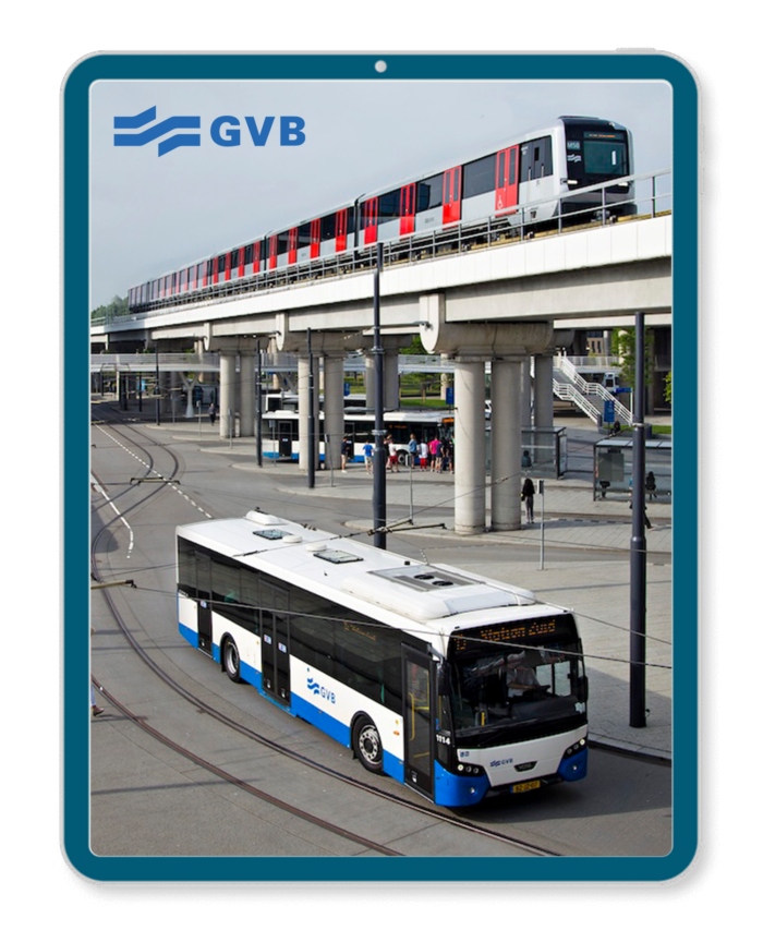 Ein Zug und ein Bus fahren durch eine Stadt.