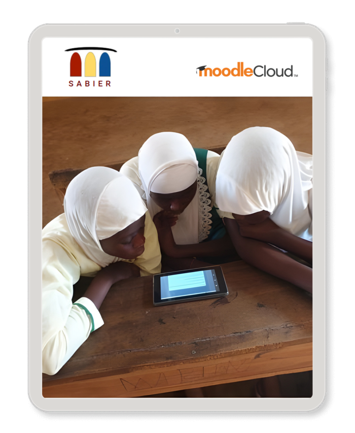 Un grupo de tres estudiantes aprendiendo en una tableta.