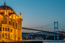Istambul, Turquia, à noite, com vista para a ponte