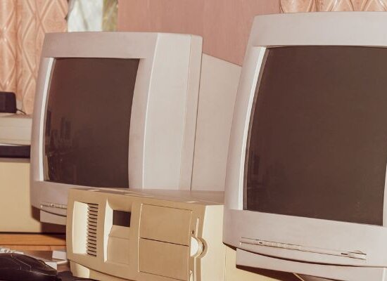alte Computer in einer Büroumgebung Bild