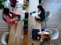 pessoas trabalhando em um escritório