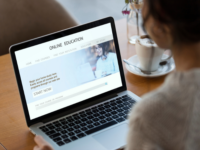 5 rote LMS-Fahnen, die Sie zurückhalten