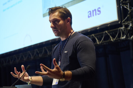 William fala sobre a criação de um futuro melhor para a classificação no MoodleMoot Global 2025.  Imagem