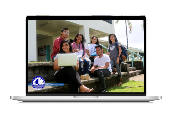 Alunos do Happy College of Micronesia, mostrados em um laptop. Imagem