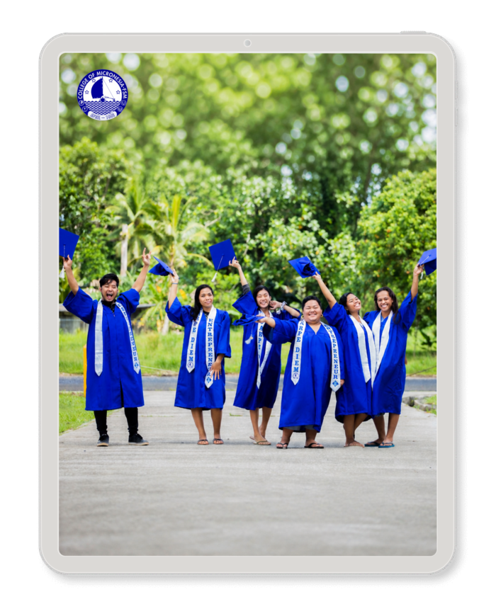 Um grupo de felizes alunos do College of Micronesia vestidos com trajes de formatura em azul royal.