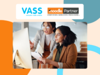 Logo VASS. Logo del partner certificato Moodle. Due donne che guardano lo schermo di un computer, una seduta e l'altra in piedi, per spiegare un concetto.