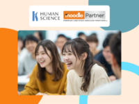 Logotipo Human Science. Logotipo do Moodle Premium Certified Partner. Alunos sorridentes aproveitando a experiência de aprendizado.