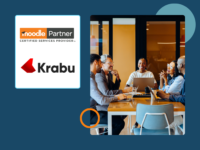 Logotipo de Krabu Grupp. Logotipo de socio certificado de Moodle. Grupo de compañeros sonriendo en una reunión.